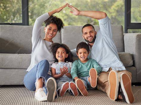Ilustración de una familia en un hogar con un símbolo de ahorro