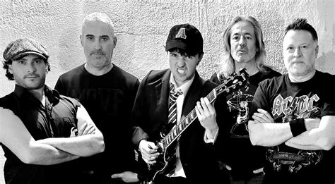 Foto reciente de la formación actual de Los Salvajes en un concierto