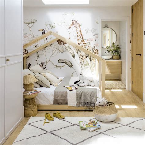 Cuna de madera en una habitación infantil decorada con tonos neutros