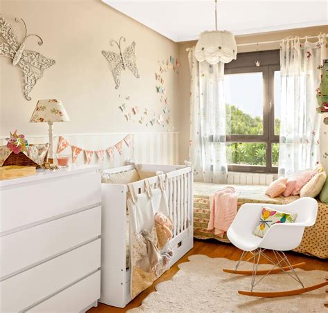 Ejemplo de habitación de bebé con cuna colecho y decoración acogedora