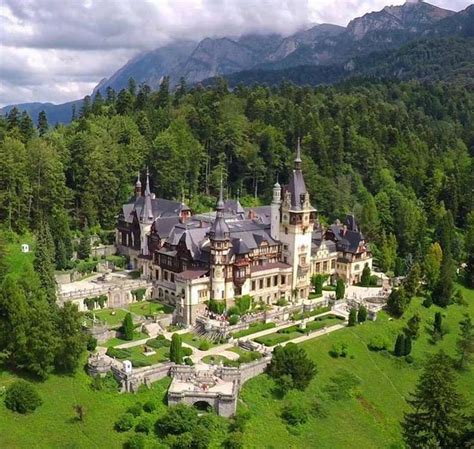 Castillo de Peleș en Sinaia, con su arquitectura detallada y entorno montañoso
