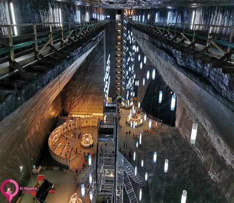 Interior de la Mina de Sal de Turda, con sus estructuras impresionantes y luces