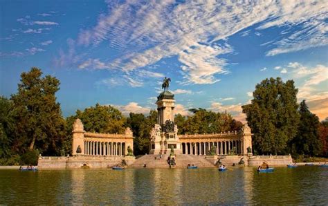 Vista panorámica del Parque del Retiro con el Estanque Grande y monumentos destacados