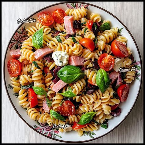 Corte de queso fresco en dados y tomates cherry cortados por la mitad.