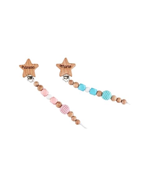 Foto de primer plano de una pinza para chupete de madera con forma de estrella, personalizable con un nombre grabado