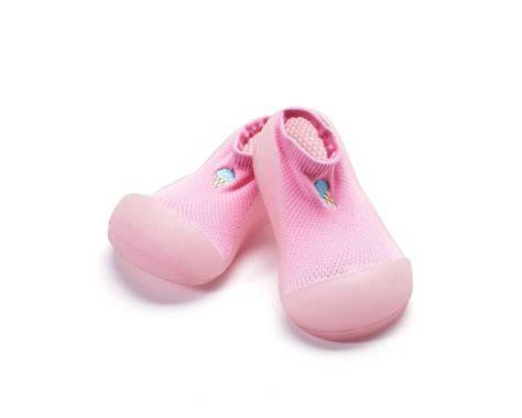 Detalle de zapatos Attipas con amplia puntera y suela flexible