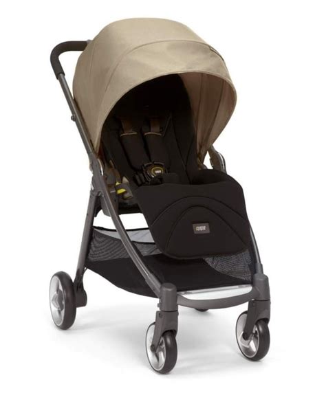 Foto de la silla de paseo Mamas&Papas Armadillo XT plegada y en uso