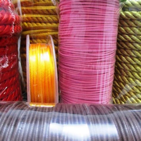 Variedad de cintas y cordones para manualidades