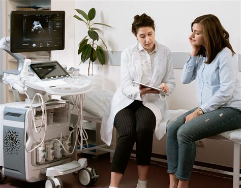 foto temática de una matrona interactuando con una paciente en un entorno de consulta