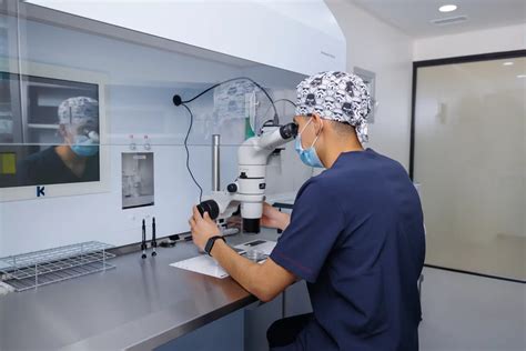 Foto de una clínica de fertilidad o laboratorio con microscopio