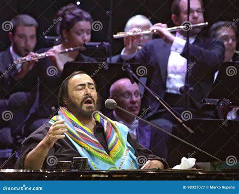Fotografía de Luciano Pavarotti en concierto