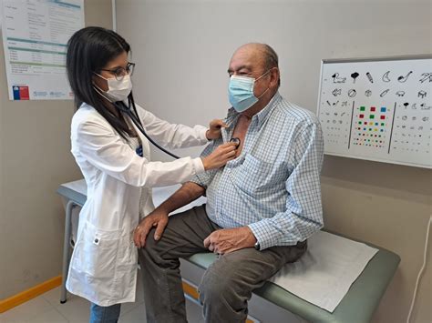 Foto temática de un centro de atención primaria o de un médico examinando a un niño