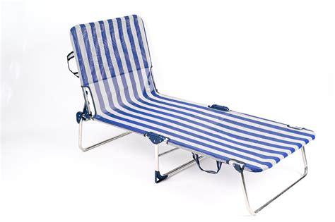 Comparativa visual entre una tumbona de playa para bebés y una silla de playa convencional