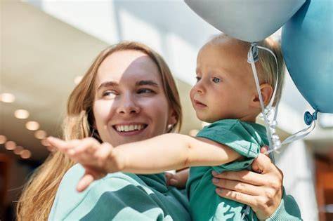 Foto de Sonja Taylor, madre de Amillia, sonriendo con su bebé en brazos.