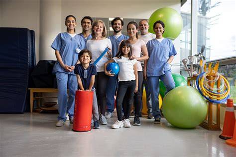 Foto de un equipo de fisioterapeutas profesionales sonriendo