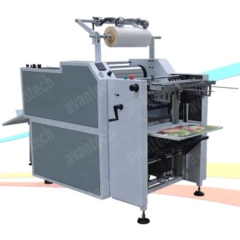 Máquina laminadora industrial imprimiendo hexágonos en una lámina de cera.