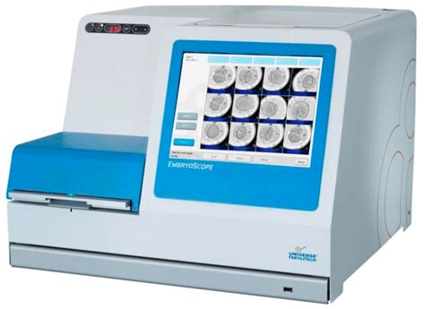 Foto de un incubador Embryoscope mostrando su interfaz y los embriones en cultivo