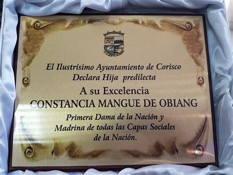 Placa conmemorativa descubierta en la fuente al pie de la torre parroquial.