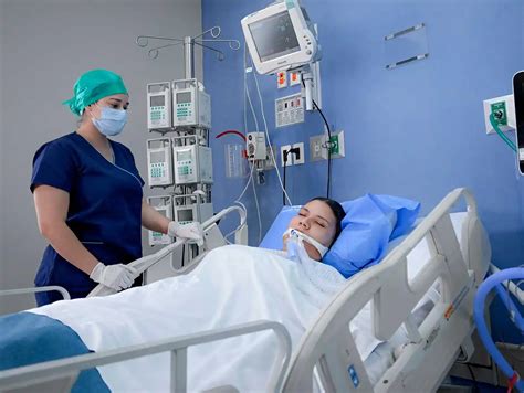 Foto: Celadora moviendo un paciente en un hospital