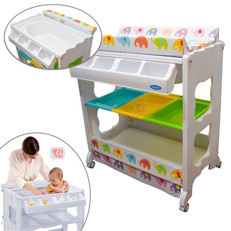 Ilustración de una tapa de bañera cambiador con el plástico roto y la espuma expuesta.