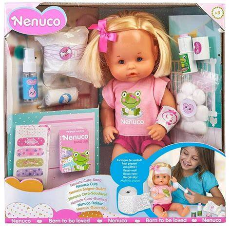 Foto de una niña paseando un muñeco Nenuco en su silla de paseo con un saco