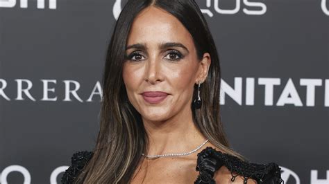 Rocío Osorno embarazada posando en una playa paradisíaca al atardecer