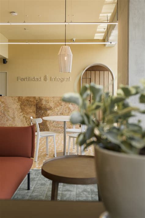 Clínica de fertilidad con ambiente cálido y acogedor