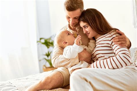 Imagen de una madre o padre tomándose un breve descanso mientras el bebé duerme en su cuna.