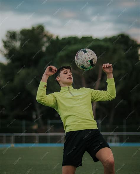 Ilustración de un jugador controlando el balón con diferentes partes del pie y cuerpo