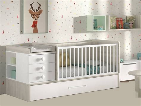 Infografía comparando el espacio ocupado por una cuna tradicional y una cuna convertible con cama nido.