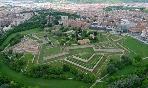 Ilustración de Pamplona con la Ciudadela y paisajes históricos