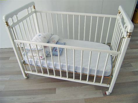 Cuna de bebé con barrotes fijos y colchón firme