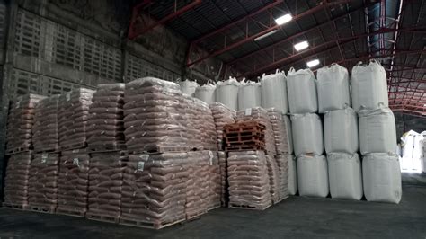 Representación de fertilizantes a granel almacenados en pilas cubiertas con lonas