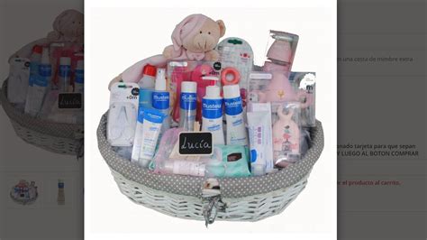 Ilustración de una cesta de bebé antigua con elementos hechos a mano