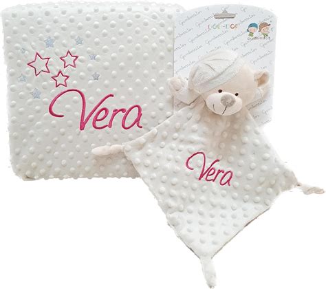 Primer plano de un body de bebé bordado con el nombre