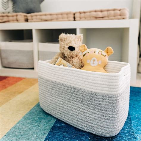 Habitación de bebé organizada con cestas de almacenamiento decorativas