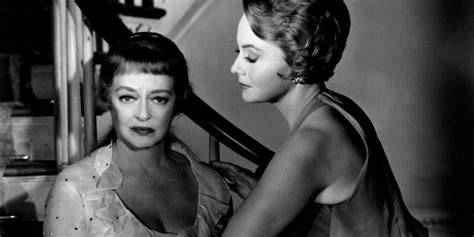 Foto de Bette Davis y Olivia de Havilland en una escena intensa de