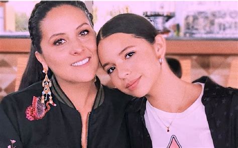 Ángela Aguilar de pequeña siendo maquillada por su madre Aneliz Álvarez
