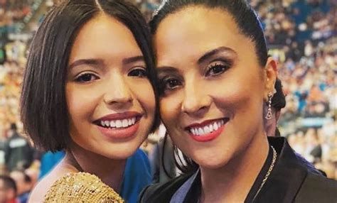 Ángela Aguilar de niña junto a su madre, Aneliz Álvarez, en una foto familiar