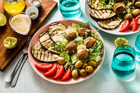 mesa con una cena ligera saludable y un vaso de agua antes de dormir