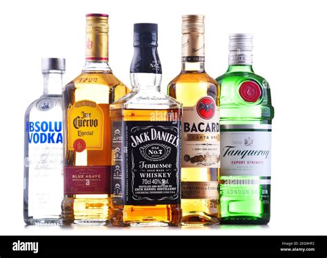 Variedad de botellas de whisky, ron, ginebra y vodka