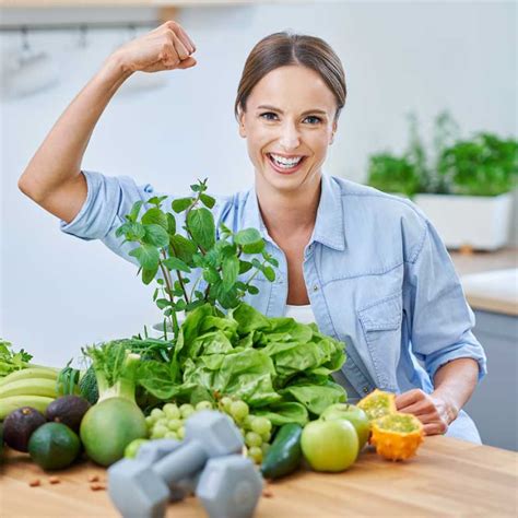 Mujer lactando con una dieta equilibrada de frutas y verduras