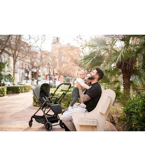 Silla de paseo Elodie MONDO en color gris, con bebé durmiendo y la