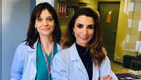 Foto de la Dra. Onica Armijo en un entorno profesional o clínico