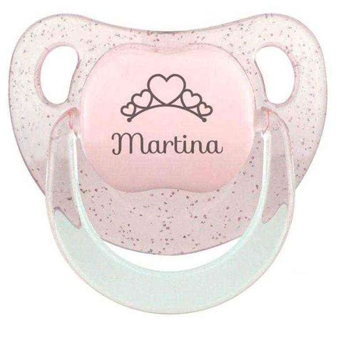 Chupete personalizado con el nombre de un bebé en una caja de regalo elegante