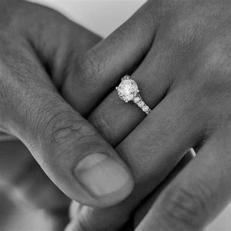 Detalle de un anillo de la época, que podría simbolizar un compromiso o un regalo.
