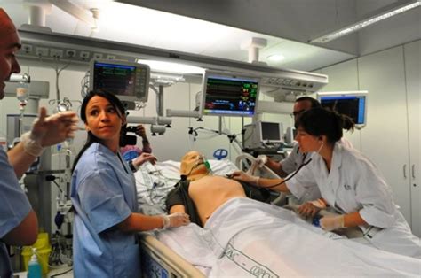 Fotografía de un laboratorio de simulación médica en una universidad.