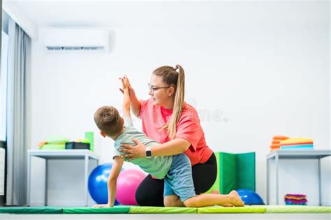 Ilustración de un fisioterapeuta trabajando con un niño en un entorno lúdico