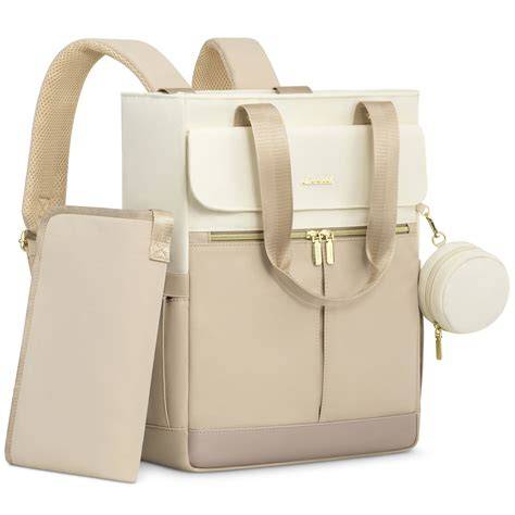 Fotografía de estilo de vida mostrando un bolso maternal moderno y funcional con diversos accesorios para bebé