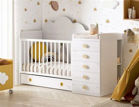 Imagen del cajón inferior de la cuna convertible, mostrando su capacidad de almacenamiento.